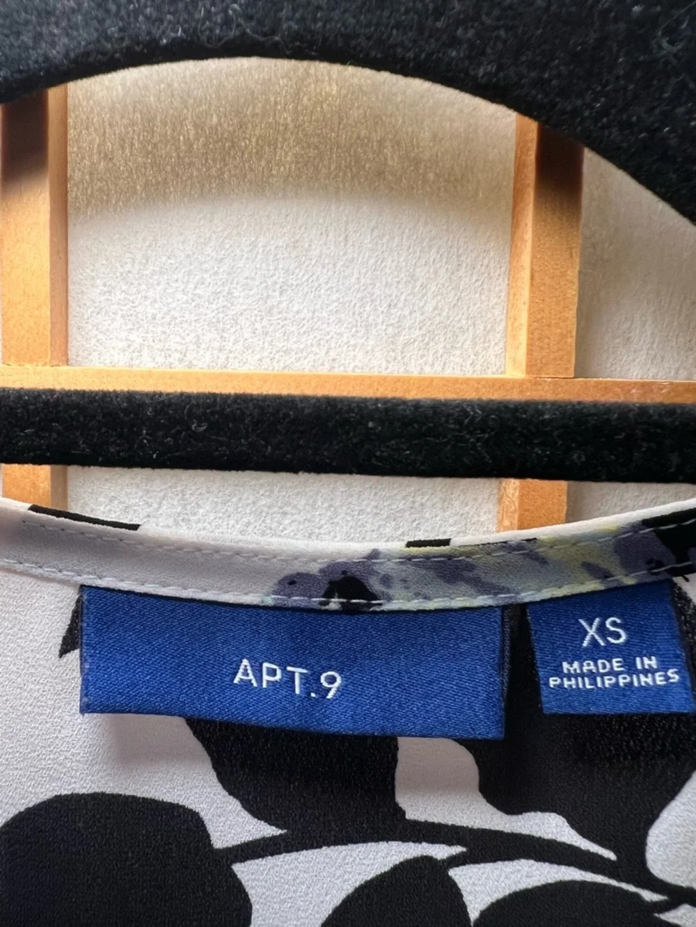 Apt 9 XS Floral Blouse White Pink Black Short Sleeve Lightweight Work Top - Picture 4 of 8